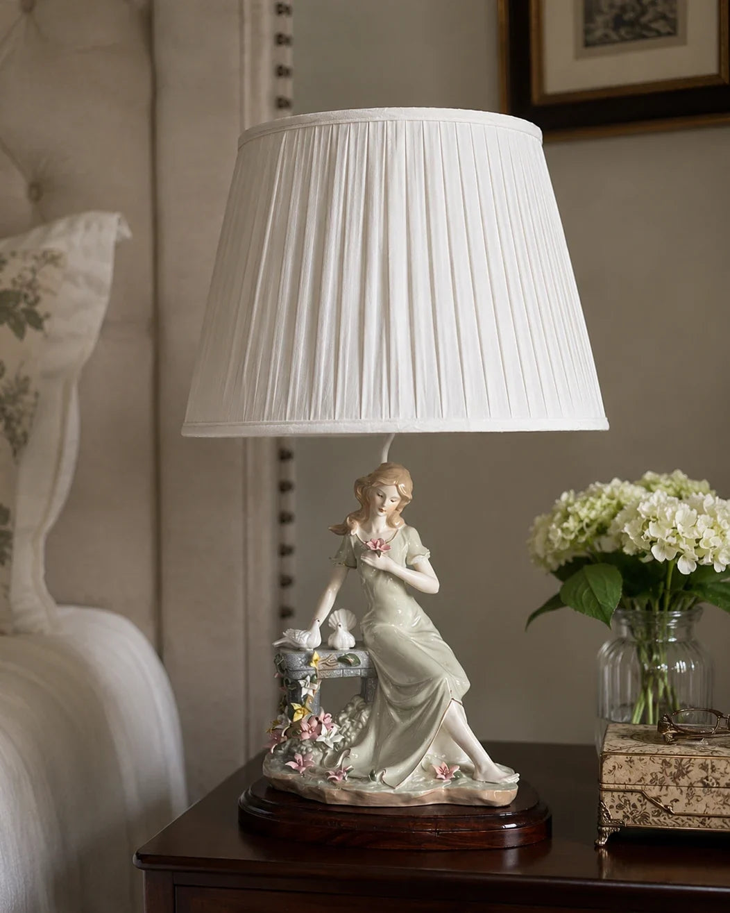 Aria of the Doves Figurine Lamp